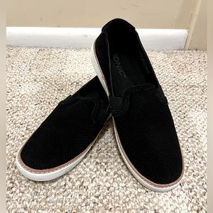 Vionic women’s suede shoes